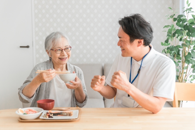 食事をする女性