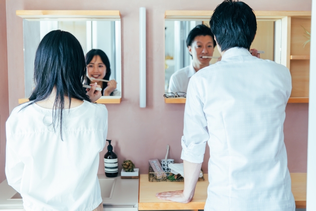 並んで歯磨きする夫婦