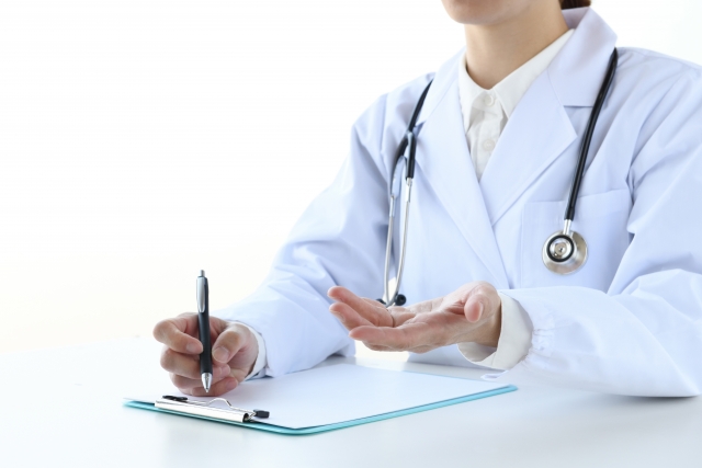 検診をする医師