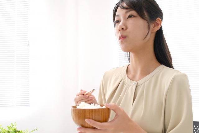ご飯を食べる女性