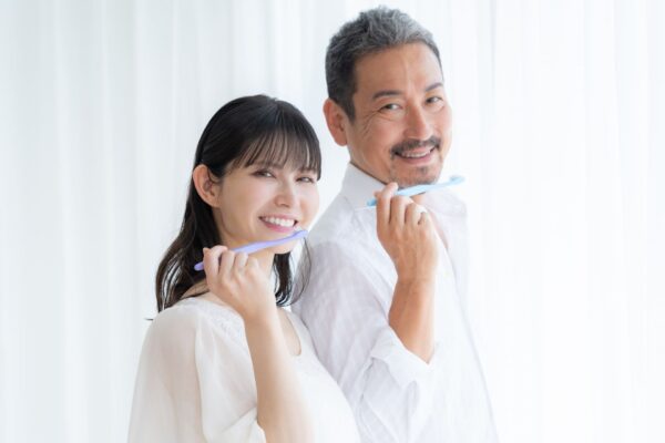 歯磨きをする夫婦